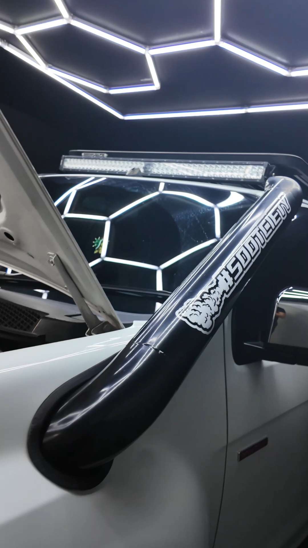 Isuzu D-Max snorkel under hexagon lights